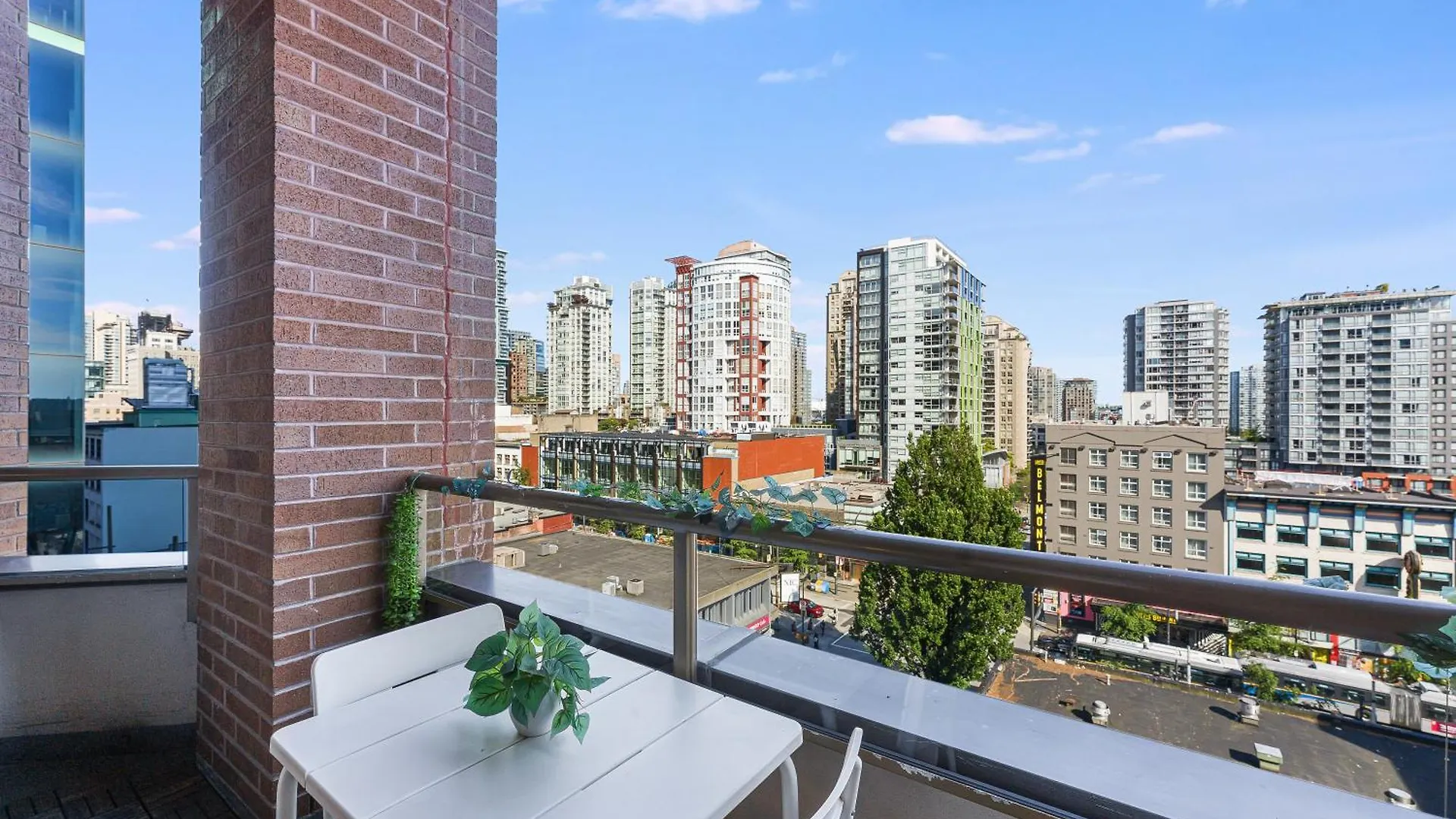 Best Location Downtown Chic Suites Vancouver Apartment