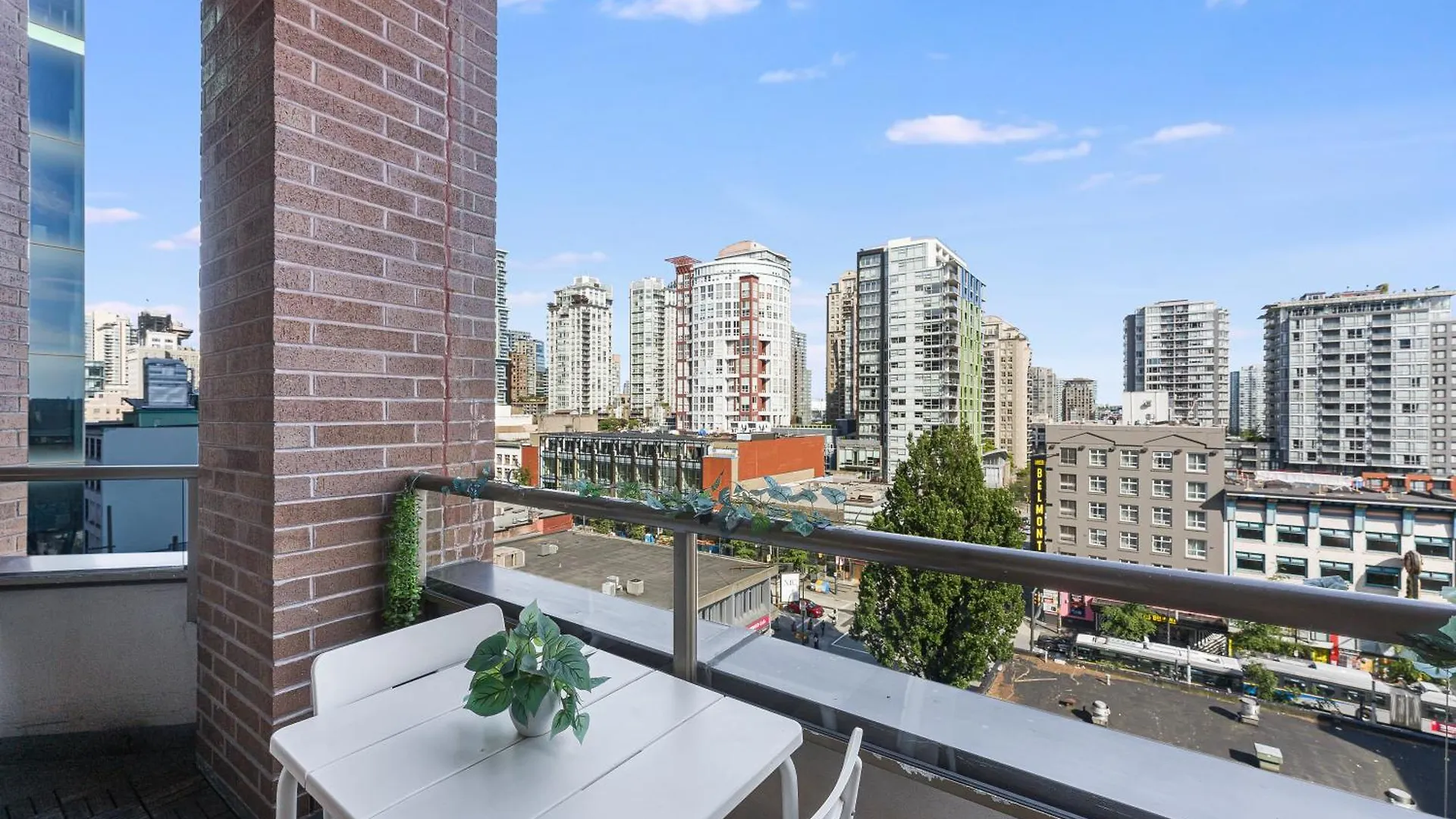 Best Location Downtown Chic Suites Vancouver Apartment